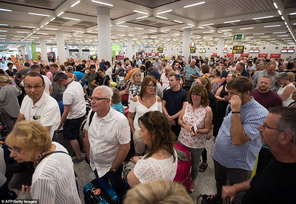 الصورة : فوضى في مطار سون سانت جوان في بالما دي مايوركا اليوم بعد إعلان توماس كوك إفلاسها تاركة عشرات الآلاف من المسافرين دون رحلة العودة.