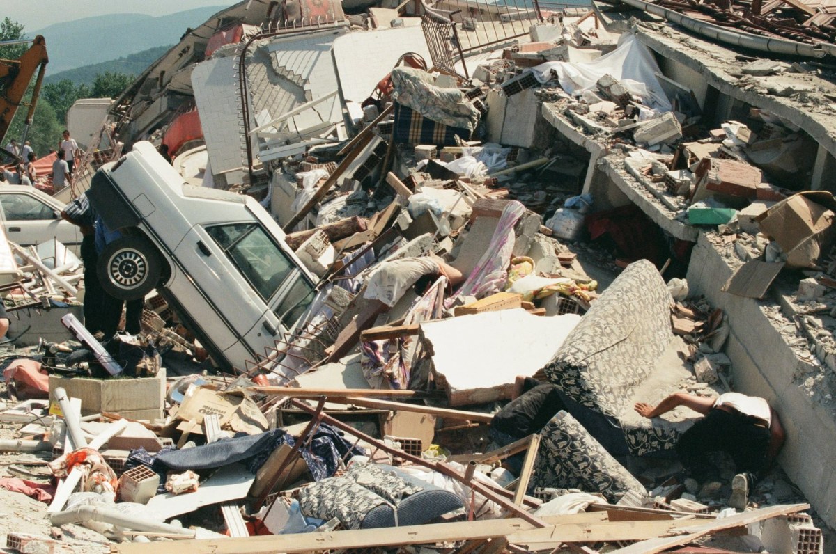 تركيا 1999 زلزال تركي نجا