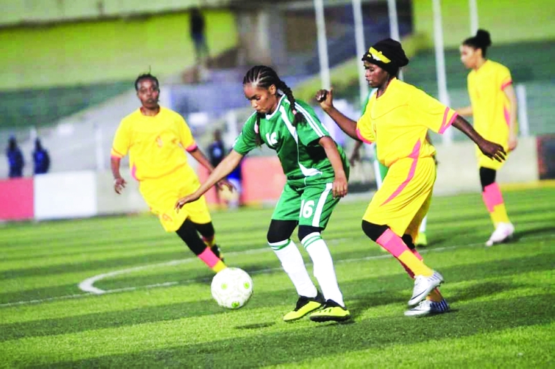 الكرة النسائية سعادة سودانية الرياضي خط النهاية البيان