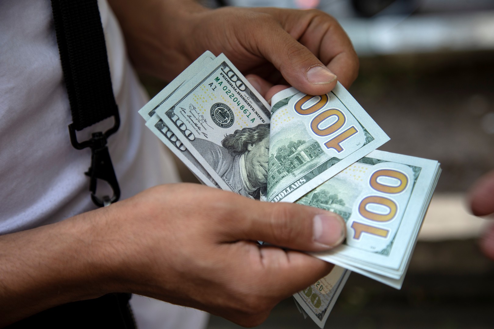 الدولار يلامس أدنى مستوى أمام الجنيه المصري في عامين