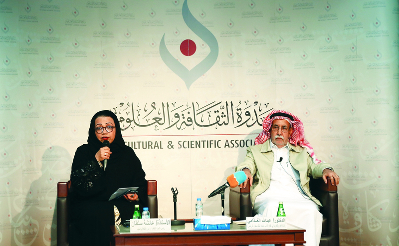 الصورة : ■ عبدالله الغذامي وعائشة سلطان خلال المحاضرة  |  تصوير غلام كاركر