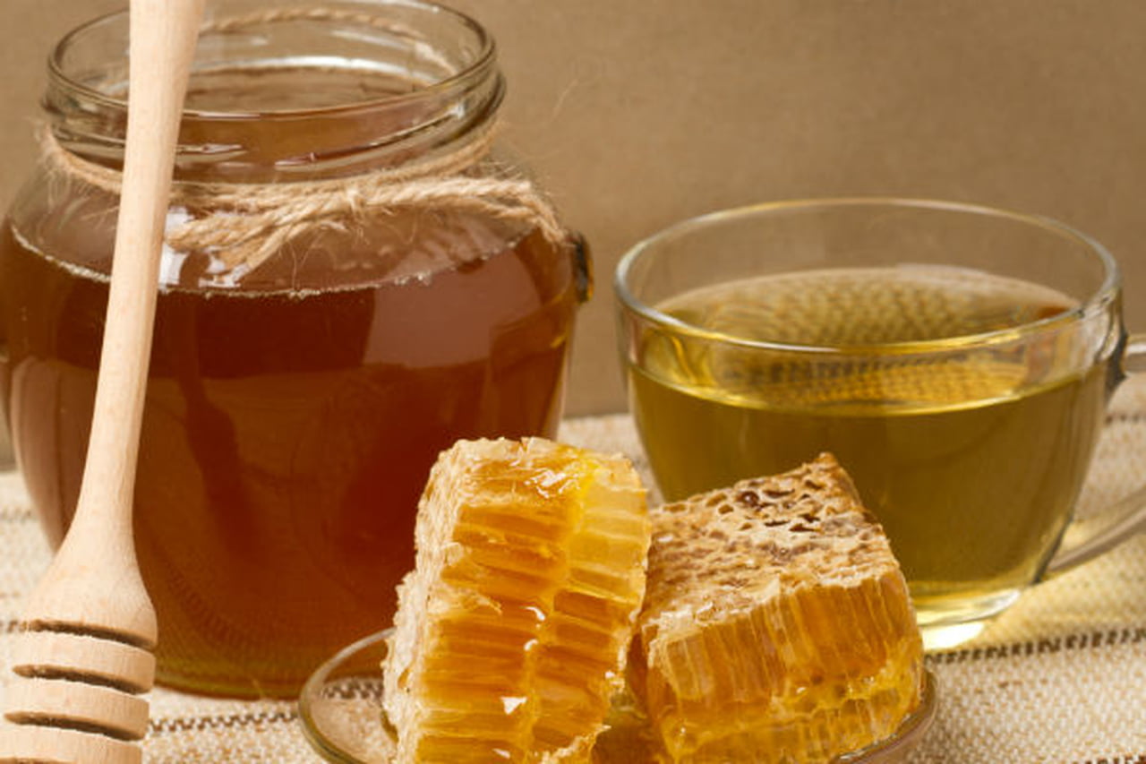 ما فائدة شرب مزيج العسل والماء الدافئ على الريق؟