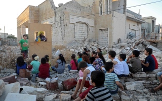 أطفال إدلب يمرحون بين ركام الأبنية المدمرة ما السبب؟