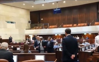 بالفيديو.. النواب العرب يحتجون على خطاب نتانياهو في «الكنيست» والأمن يطردهم