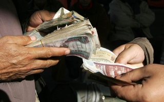 الدولار يرتفع أمام الجنيه المصري بعد استقراره 12 يوماً