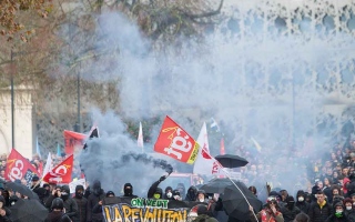 اضراب "النقل" مستمر في فرنسا وتظاهرات في مدن عدة
