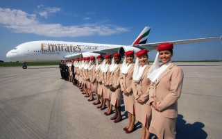 أطقم طيران الإمارات للخدمات الجوية والدرجة السياحية الأفضل في العالم