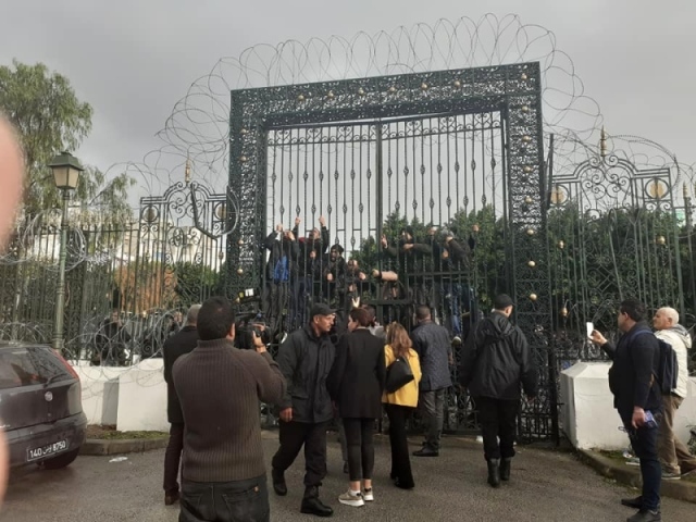 عاطلون عن العمل يحتجون أمام  مقر البرلمان في تونس - البيان