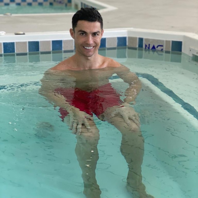 بالفيديو.. رونالدو  يستمتع بالسباحة في دبي - البيان