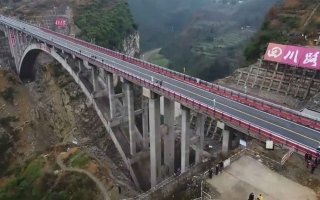 شاهد.. جسر على ارتفاع 160 متراً في الصين