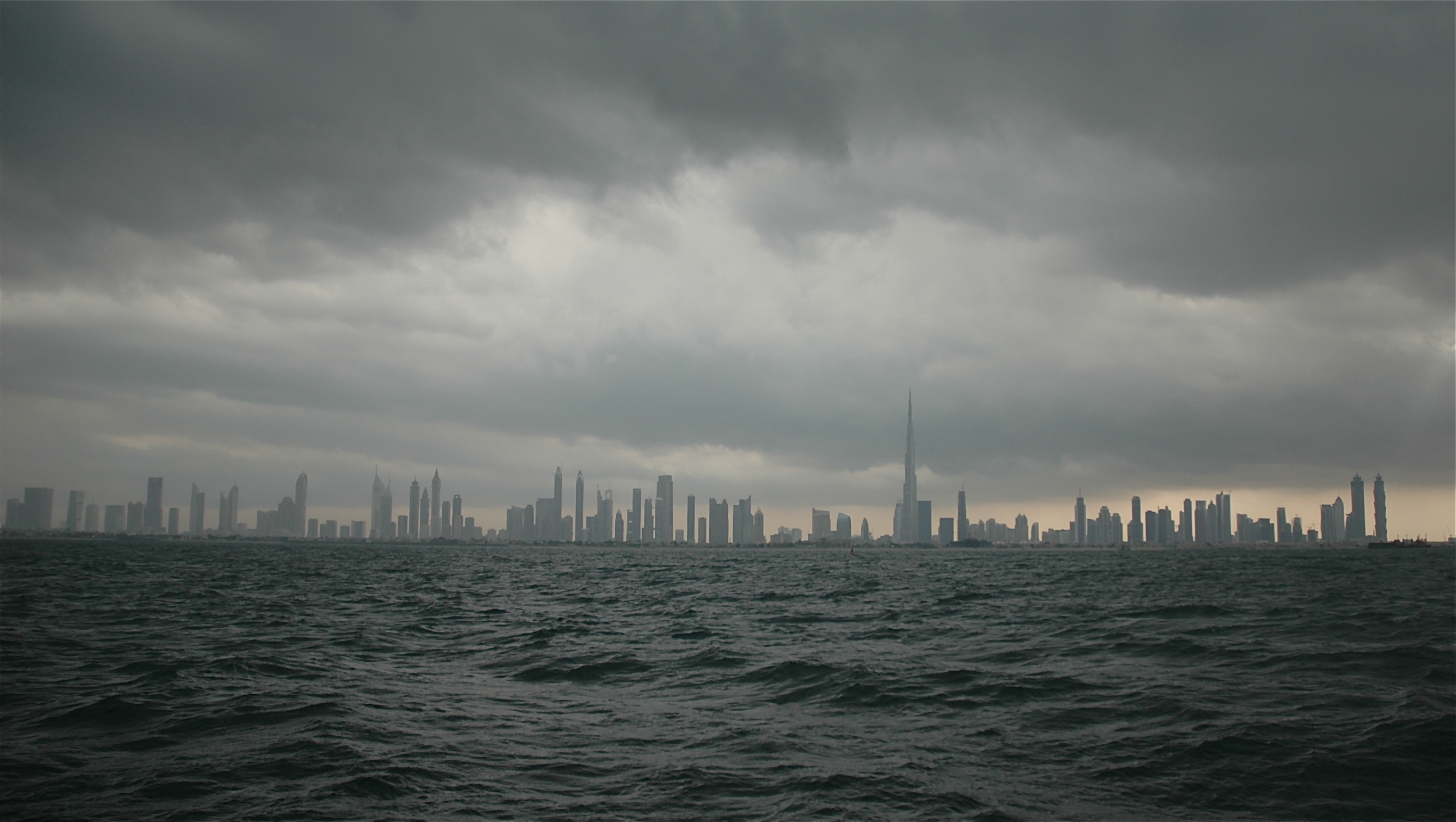 Шторм в эмиратах. Шторм в Дубае. Дождь в Абу Даби. Дождь в Дубае. Ливень в Дубае.