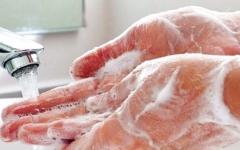 الصورة: الصورة: المداومة على غسل اليدين وقاية من العدوى بأقل كلفة