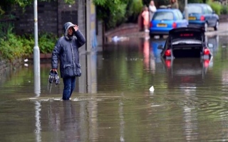 مقتل شخص واضطراب حركة النقل بسبب فيضانات خطيرة في بريطانيا
