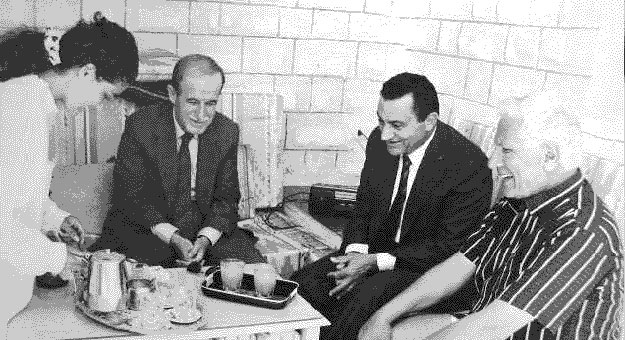 الصورة : الرئيسان مبارك وحافظ الأسد مع الاديب يوسف إدريس