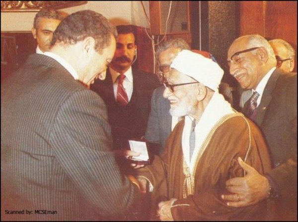 الصورة : الرئيس الأسبق مع الشيخ حسنين محمد مخلوف مفتي الديار المصرية السابق