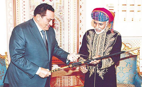 الصورة : الرئيس الأسبق حسنى مبارك مع السلطان قابوس