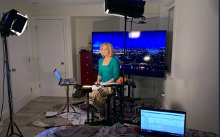 مذيعة أمريكية تقدم نشرة الأخبار من غرفة نومها