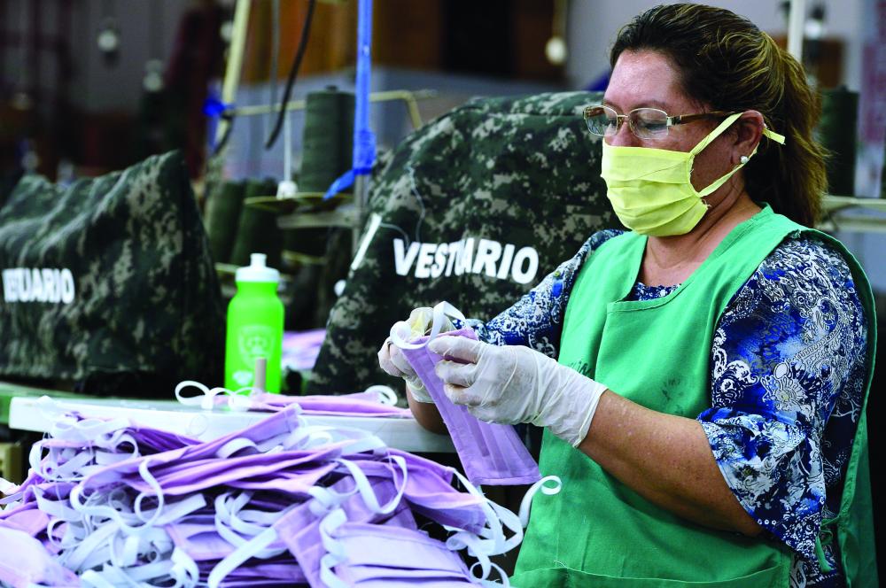 الصورة : ورش الجيش في هندوراس تُصنّع أقنعة الوجه لأعضاء القطاع الصحي أ.ف.ب