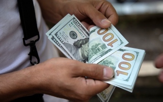 الدولار يرتفع مع عودة المخاوف بشأن كورونا