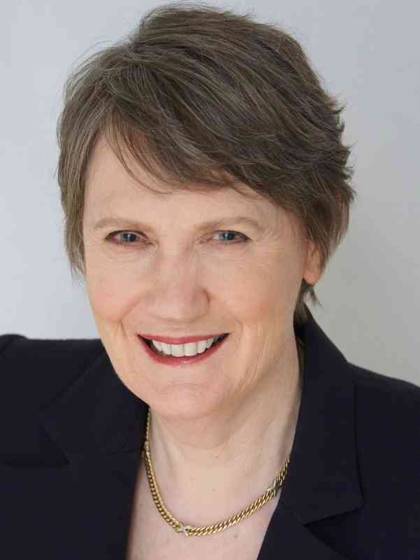 الصورة : هيلين كلارك  - رئيسة مجلس إدارة الشراكة من أجل صحة الأم والمواليد والأطفال. وشغلت سابقاً منصب رئيسة وزراء نيوزيلندا في الفترة ما بين 1999 و2008. وشغلت منصب مديرة برنامج الأمم المتحدة الإنمائي من 2009 إلى 2017.