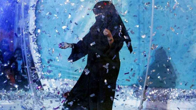 صورة سعودية تزف زوجها إلى زوجته الثانية بالورد والحلوى وتحدث ضجة في تويتر “فيديو” – عالم واحد – حوادث