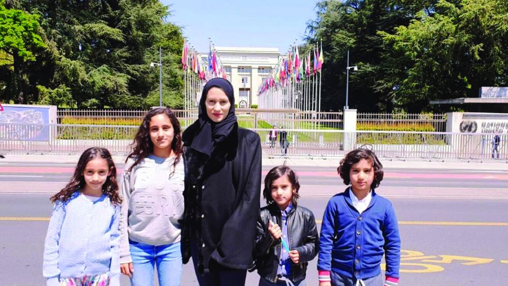 الصورة : الأميرة أسماء عريان مع أطفالها الأربعة