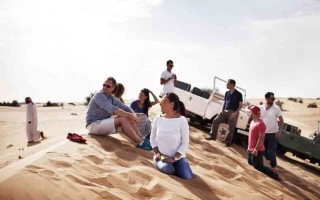 صحراء دبي تستهوي السائحين