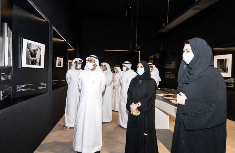الصورة : المري وبدري والحضور خلال زيارة معرض «صور في حوار » في متحف الاتحاد | من المصدر