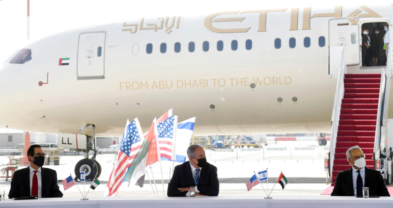 الصورة : نتانياهو يتوسط رئيس وفد الإمارات عبيد الطاير ورئيس الوفد الأمريكي خلال التوقيع على الاتفاقيات | وام