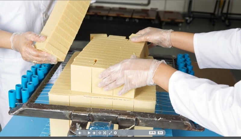 الصورة : المصنع ينتج 100 ألف قطعة صابون شهرياً | من المصدر