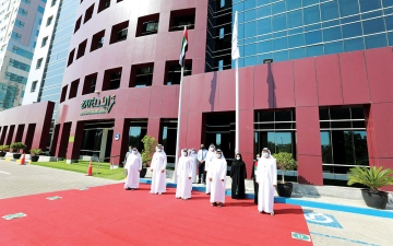 الصورة: الصورة: حمد العامري: علم الإمارات يرفرف مضيئاً بالإنجازات