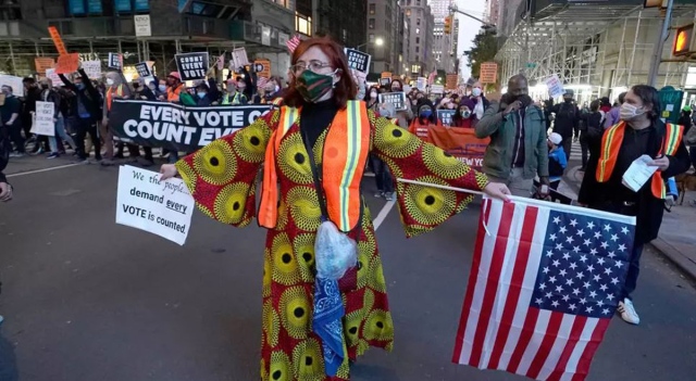 صورة مؤيّدون لبايدن يتظاهرون في نيويورك ومناصرون لترامب يحتجّون في ديترويت – عالم واحد – انتخابات الرئاسة الأمريكية