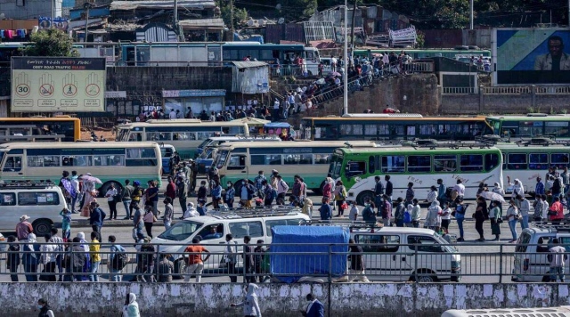 صورة آلاف الإثيوبيين عبروا الحدود إلى السودان هرباً من المعارك في بلادهم – عالم واحد – خارج الحدود