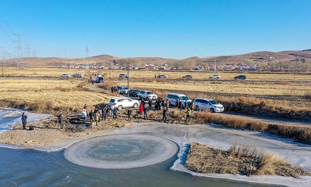 Реки были замечены изменения. Ледяной диск на реке. Эрляньский рифтовый бассейн внутренней Монголии..