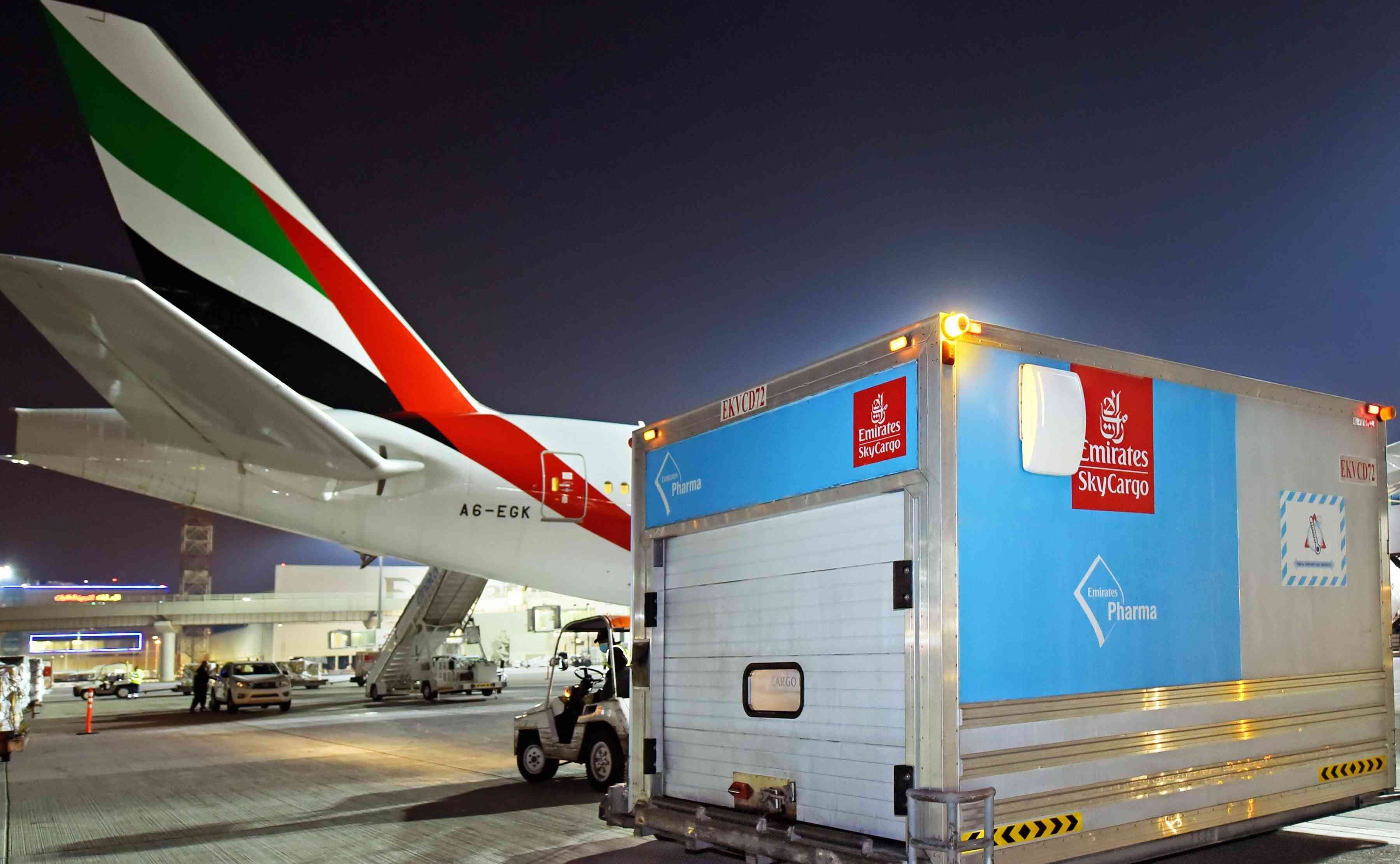 "الإمارات للشحن الجوي" تنقل أول شحنة من لقاح "فايزر ...