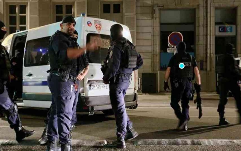 الصورة: الصورة: العثور على مطلق النار على الشرطة الفرنسية ميتاً