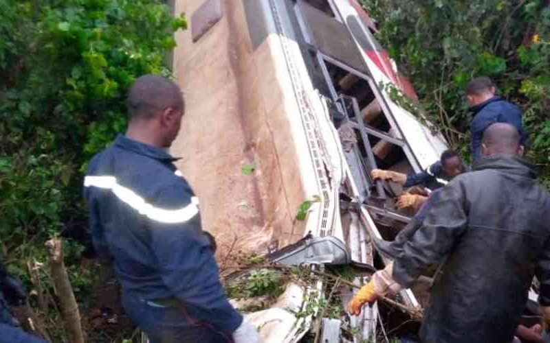 الصورة: الصورة: حادث سير أليم يودي بحياة 40 شخصاً في الكاميرون