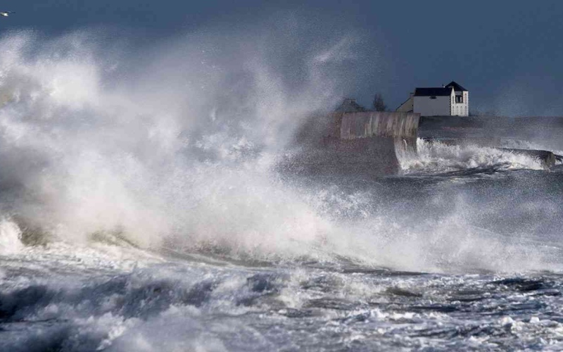 الصورة: الصورة: بالفيديو.. العاصفة "بيلا" تجتاح بريطانيا