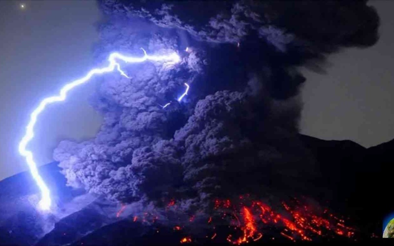 الصورة: الصورة: شاهد..ثوران بركان جبل أوتاكي في اليابان