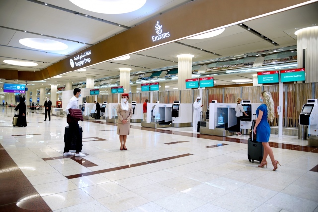 صورة أكشاك سفر بدون تلامس لركاب طيران الإمارات في دبي – الاقتصادي – سياحة وسفر