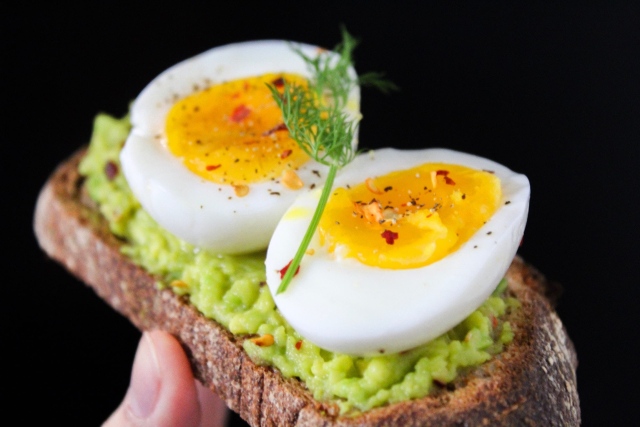 صورة دراسة تكشف تأثير تناول نصف بيضة فقط يومياً على صحتك – البيان الصحي