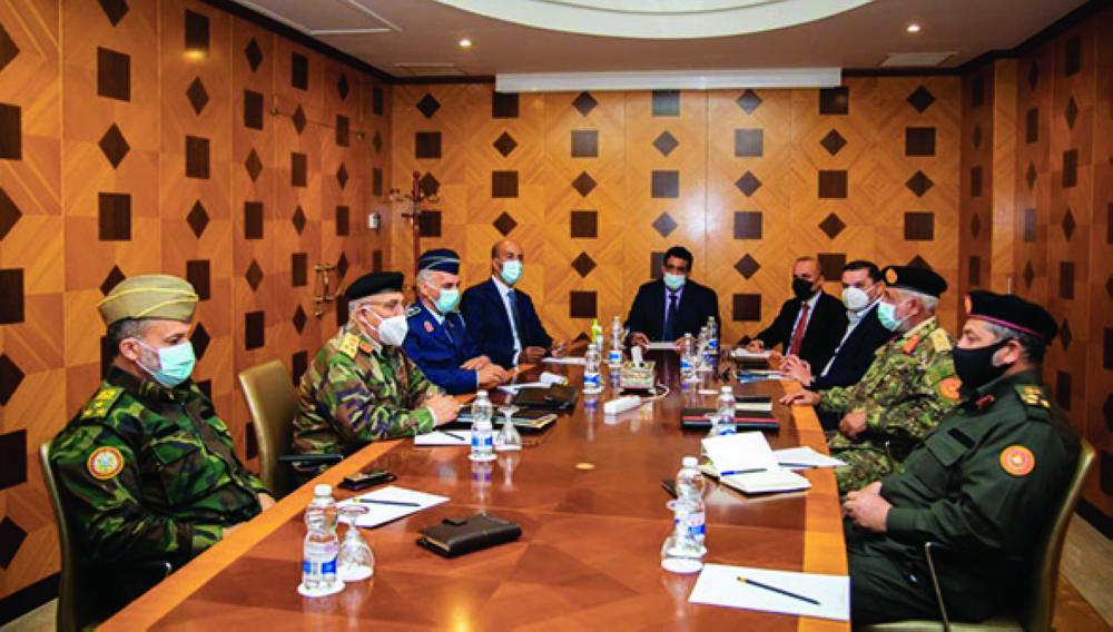 الصورة : الدبيبة والمنفي واللجنة العسكرية خلال الاجتماع | من المصدر