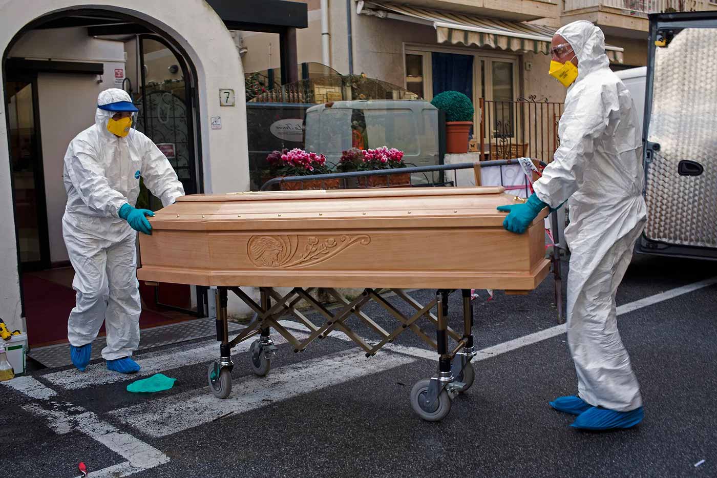 إيطاليا تتجاوز عتبة 100 ألف وفاة بفيروس كورونا