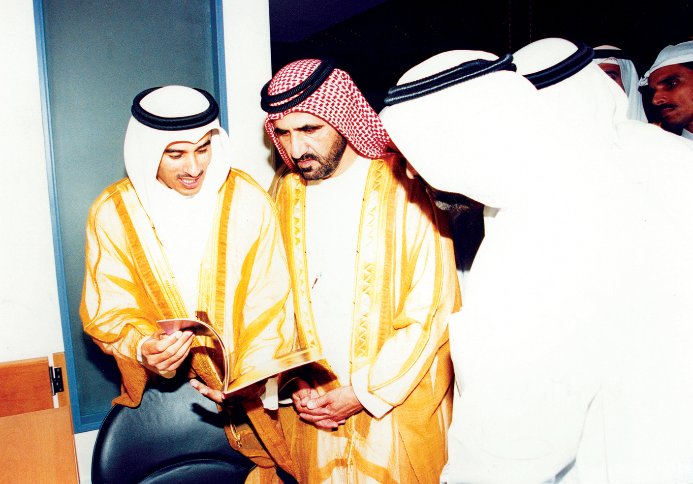 الصورة : محمد بن راشد يستمع إلى شرح من محمد العبار خلال افتتاح سوق دبي عام 2000 | أرشيفية