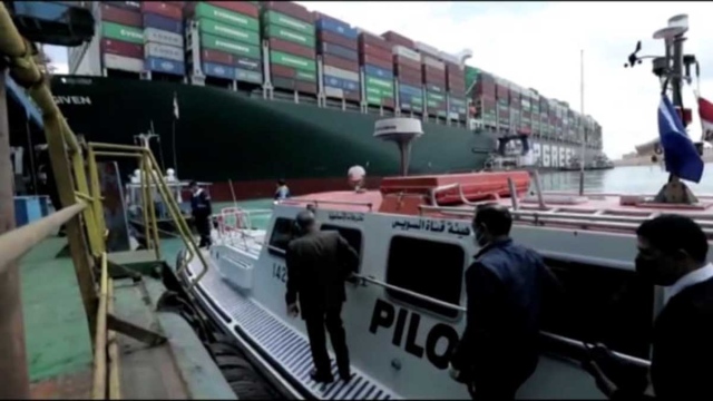 صورة قاطرة جديدة ستنضم لجهود تعويم السفينة الجانحة في قناة السويس – الاقتصادي – الاقتصاد العربي