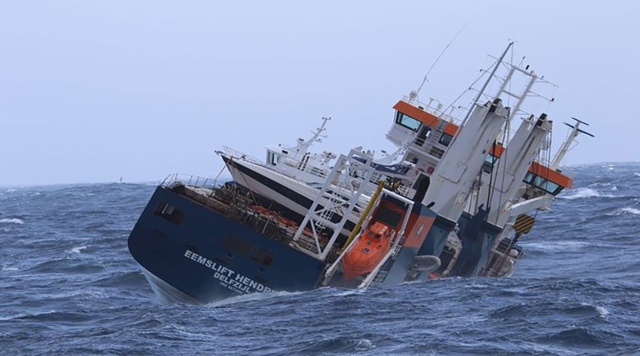 صورة شاهد.. تخليص سفينة شحن هولندية من خطر مياه هائجة – الاقتصادي – الاقتصاد العالمي
