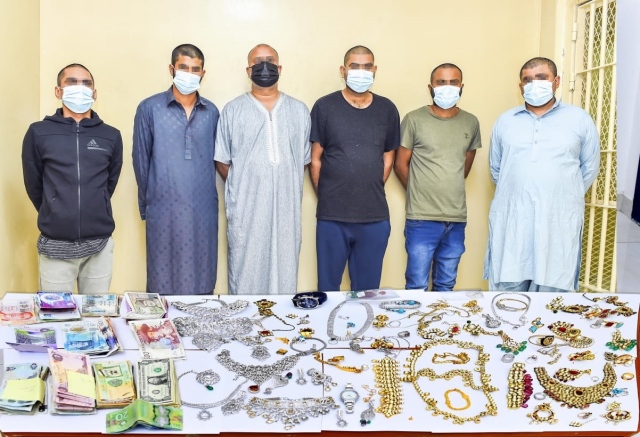 صورة شرطة الشارقة تلقي القبض على تشكيل عصابي تخصص بسرقة المنازل – الإمارات – حوادث وقضايا