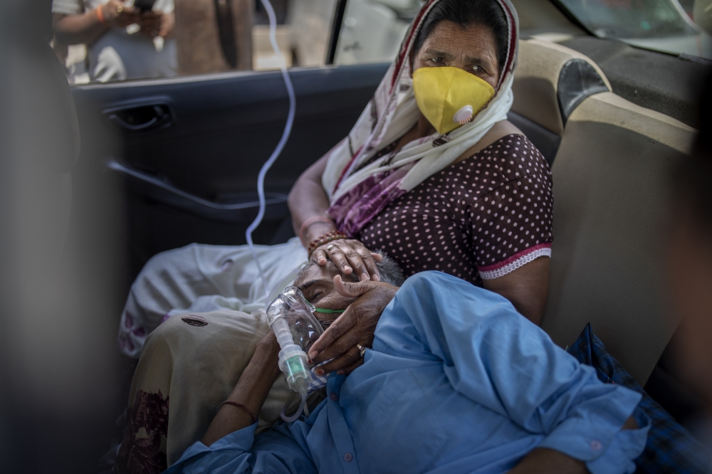 الصورة : مريض يتنفس عبر جهاز أكسجين في نيودلهي / أ.ب