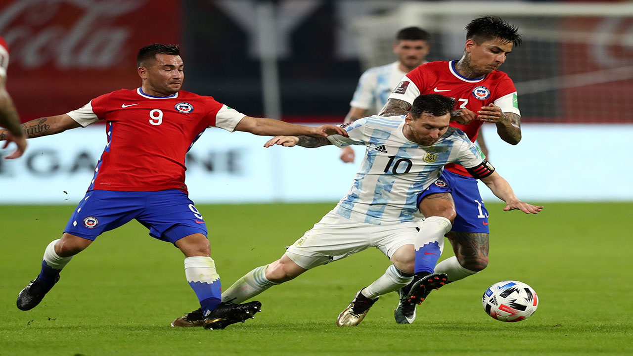 ميسي هدافاً في تعادل الأرجنتين وتشيلي بتصفيات كأس العالم - الرياضي - ملاعب  دولية - البيان