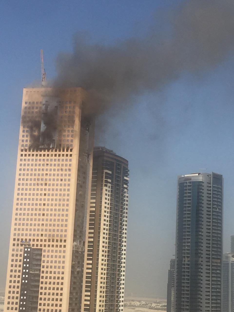 صورة مدني الشارقة يتعامل مع حريق نشب في برج سكني قيد الإنشاء – الإمارات – حوادث وقضايا